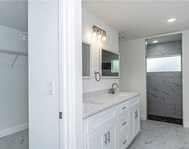 303 E 7th Street - Photo Thumbnail 7
