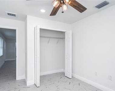 303 E 7th Street - Photo Thumbnail 8