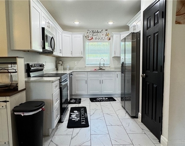 303 E 7th Street - Photo Thumbnail 18