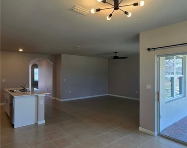 1437 Nw 31st Place - Photo Thumbnail 9