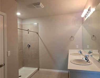 1437 Nw 31st Place - Photo Thumbnail 13