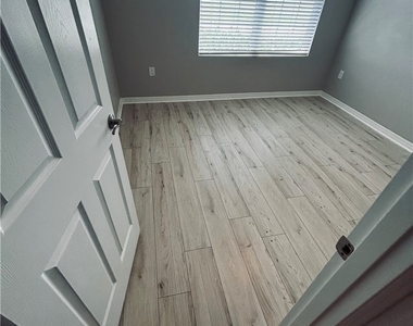 1437 Nw 31st Place - Photo Thumbnail 18