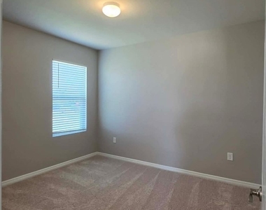 1437 Nw 31st Place - Photo Thumbnail 4