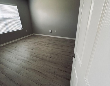 1437 Nw 31st Place - Photo Thumbnail 15