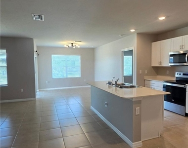 1437 Nw 31st Place - Photo Thumbnail 6