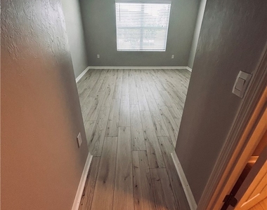 1437 Nw 31st Place - Photo Thumbnail 12