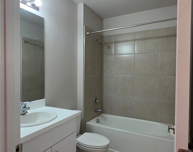1437 Nw 31st Place - Photo Thumbnail 3