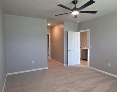 1437 Nw 31st Place - Photo Thumbnail 11