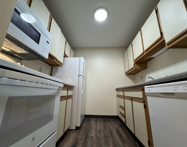 131 Eastern - Photo Thumbnail 3