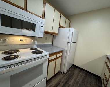 131 Eastern - Photo Thumbnail 4