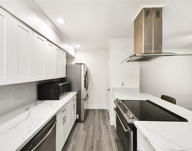 3131 Cummins Street - Photo Thumbnail 3