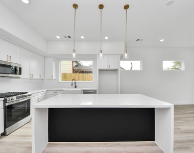 2408 Lorraine Street - Photo Thumbnail 6