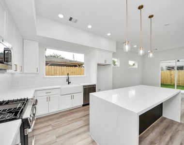 2408 Lorraine Street - Photo Thumbnail 7