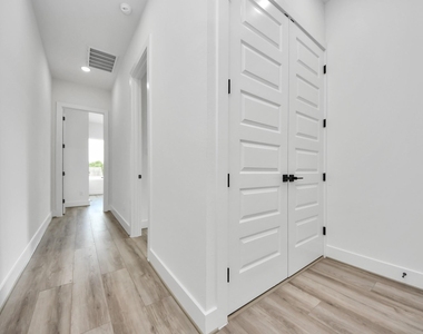 2408 Lorraine Street - Photo Thumbnail 29