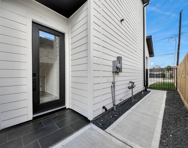 2408 Lorraine Street - Photo Thumbnail 2