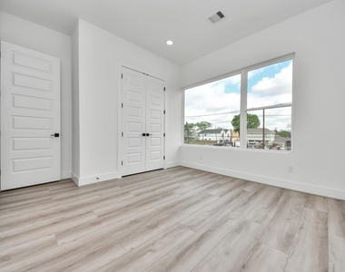 2408 Lorraine Street - Photo Thumbnail 31
