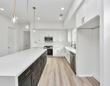 2408 Lorraine Street - Photo Thumbnail 12