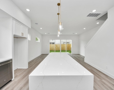 2408 Lorraine Street - Photo Thumbnail 8