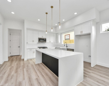 2408 Lorraine Street - Photo Thumbnail 9