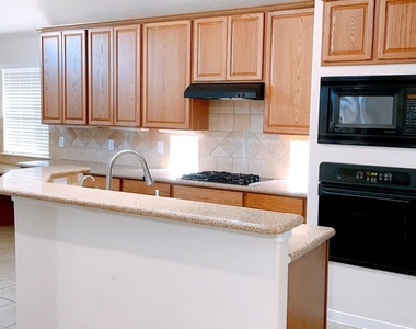 2910 Sandleigh Drive - Photo Thumbnail 9