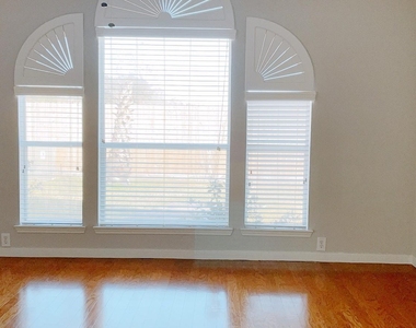 2910 Sandleigh Drive - Photo Thumbnail 12