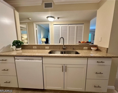 555 Park Shore Drive - Photo Thumbnail 12