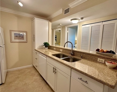 555 Park Shore Drive - Photo Thumbnail 10