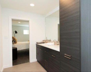 1410 Hyde Park Boulevard - Photo Thumbnail 5