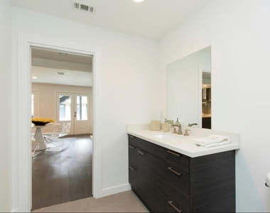 1410 Hyde Park Boulevard - Photo Thumbnail 18
