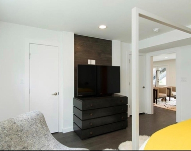 1410 Hyde Park Boulevard - Photo Thumbnail 17