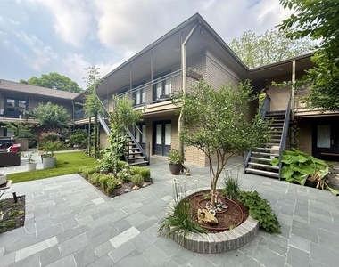 1410 Hyde Park Boulevard - Photo Thumbnail 24