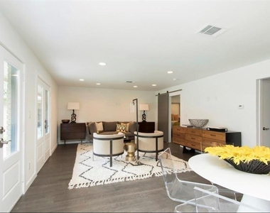 1410 Hyde Park Boulevard - Photo Thumbnail 4