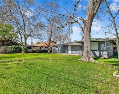 6022 Lyndhurst Drive - Photo Thumbnail 16