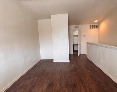 2110 Wilcrest Drive - Photo Thumbnail 22