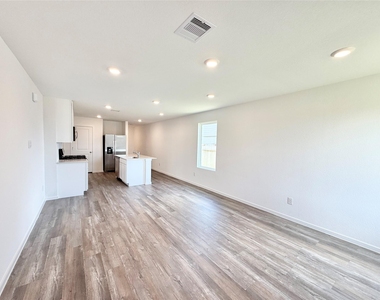 40839 Hawthorne Glades Street - Photo Thumbnail 6