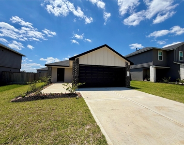 40839 Hawthorne Glades Street - Photo Thumbnail 1