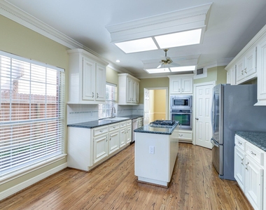 4418 Jane Street - Photo Thumbnail 3