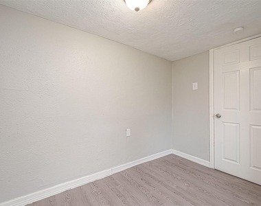 8304 Darien Street - Photo Thumbnail 9