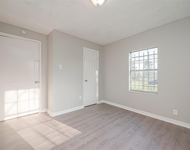 8304 Darien Street - Photo Thumbnail 6
