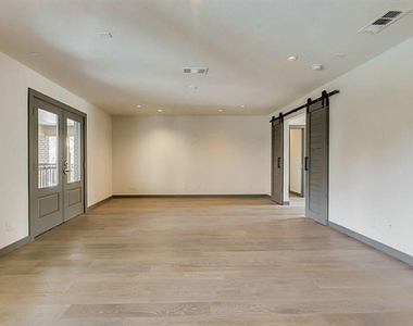 1410 Hyde Park Boulevard - Photo Thumbnail 27