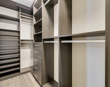 1410 Hyde Park Boulevard - Photo Thumbnail 18