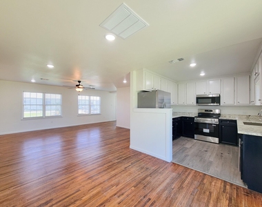 413 S Market Street - Photo Thumbnail 7