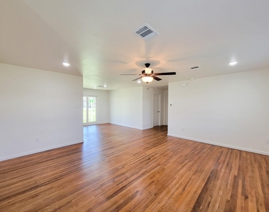 413 S Market Street - Photo Thumbnail 2