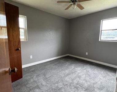 2506 Stratford Drive - Photo Thumbnail 7