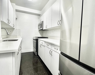 East 57 Street - Photo Thumbnail 8