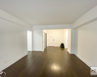 East 57 Street - Photo Thumbnail 3