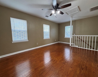 422 W Burleson Street - Photo Thumbnail 3