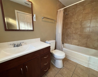 422 W Burleson Street - Photo Thumbnail 6