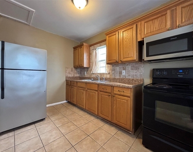 422 W Burleson Street - Photo Thumbnail 6