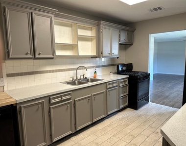 2502 Kingsdale Drive - Photo Thumbnail 6